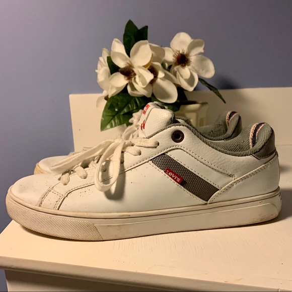 🔥MAKE OFFER🔥Levi’s leather sneakers🔥 - Picture 4 of 7